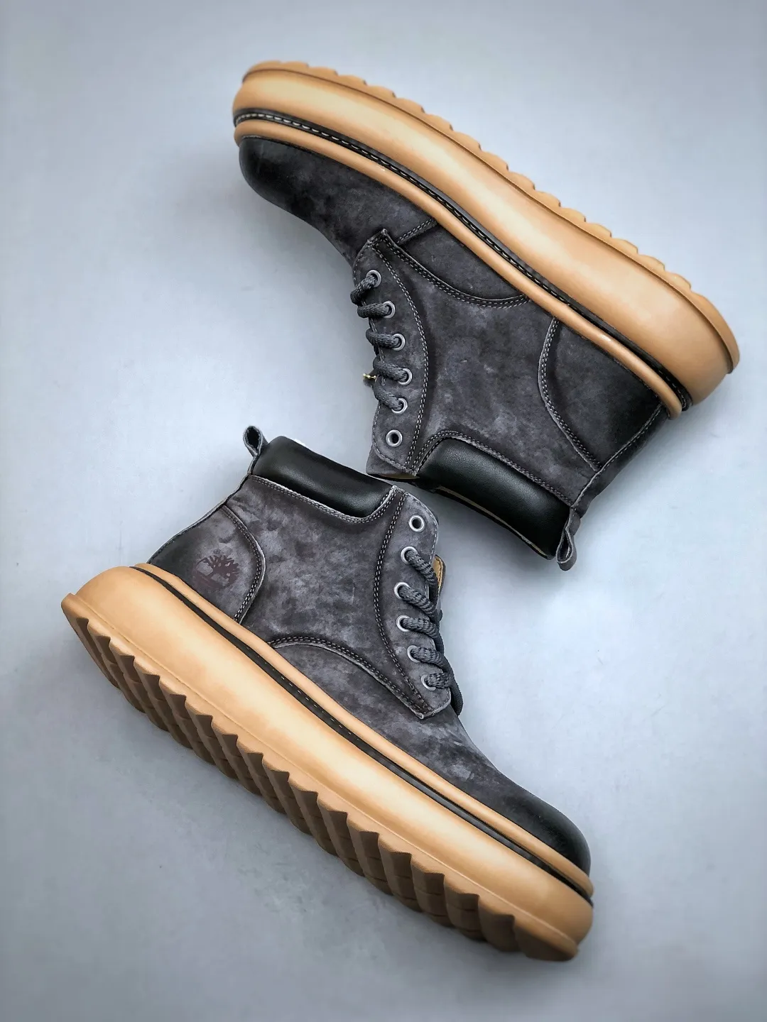 Welfare special offer 💰480 Timberland Timberland new autumn and winter products must-have outdoor casual rhubarb boots series in autumn and winter #Guangdong Dachang quality original box original packaging fashionable and trendy matching The fabric is made of Italian 🇮🇹 top-grade frosted fine-grained cowhide lightweight outsole with anti-odor and anti-corrosion genuine leather latex insoles The outsole and hardware are all made from OEM raw materials Same as the original Goodyear glue process Good products do not kill pigs The quality of the first order is strictly controlled. Exclusively launched on the entire network. The quality is beyond doubt. The whole set is packaged in the same official website to give you a perfect wearing experience. The quality is exquisite and durable. A must-have for sportsmen. Specially designed to handle whether it is handsome or not. High-quality and first-class foot feel. This winter, it is specially used for cold protection and outdoor use. It can be matched casually in daily life. Size: 38-44 (leather shoe size)